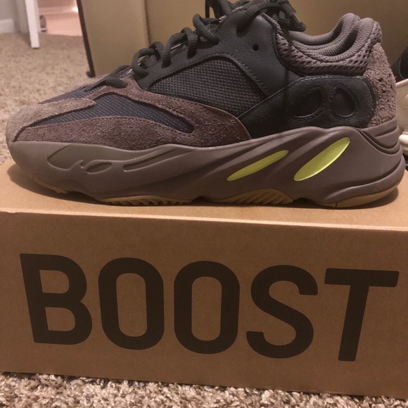 Yeezy Muave 700 - Picture 2 of 6